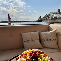PRIVĀTS BRAUCIENS AR VIP KUĢĪTI RĪGAS ŪDEŅOS (8927278956886)