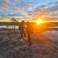 Saulrieta piedzīvojums purvā ar purva kurpēm. (6723638329525) (9299005735254)